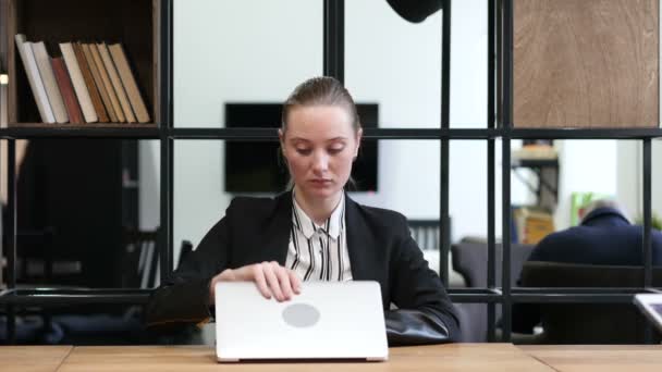 Žena otevírání, psaní a zavírání na notebooku, kancelář — Stock video