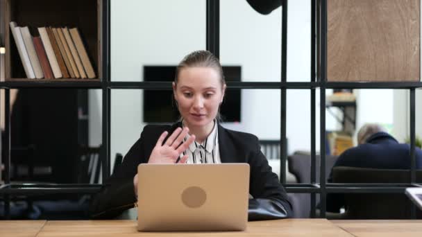 Skype, Mujer haciendo chat de vídeo en línea en la oficina — Vídeos de Stock