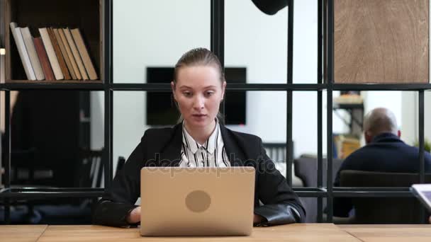 Het vieren van succes, opgewonden zakenvrouw die op Laptop werkt — Stockvideo