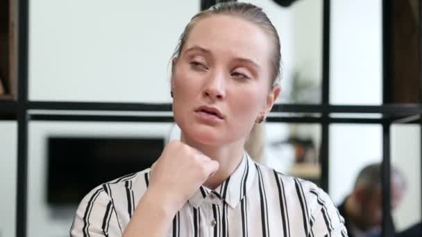 Idée créative, Portrait de jeune femme au bureau — Video