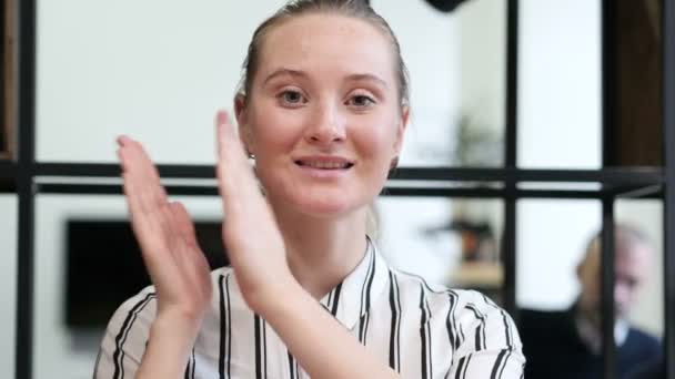 Kvinnan klappar, applåderar laget i Office — Stockvideo