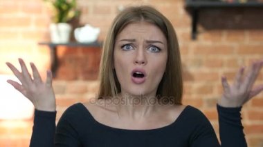 Diye bağıran, kızgın genç kız, portre