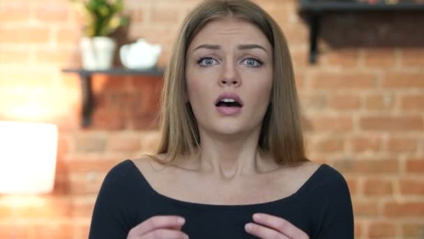 Verlust, Mädchen reagiert auf Misserfolg, trauriges Porträt — Stockvideo