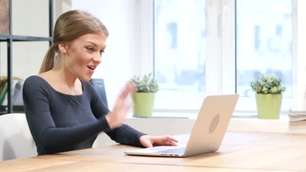 Chat de vídeo en línea por Chica en el ordenador portátil — Vídeos de Stock