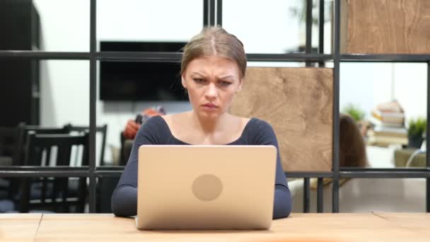 Perte d'entreprise pour une fille travaillant sur un ordinateur portable, vue de face — Video