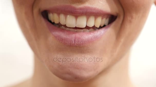 Bliska uśmiechnięta kobieta usta — Wideo stockowe