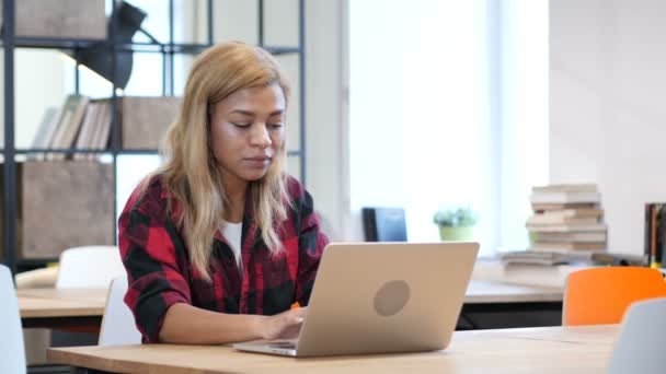 Mujer negra trabajando en el ordenador portátil — Vídeo de stock