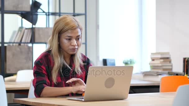 Vzrušení z úspěchu, černá mladá dívka pracuje na notebooku — Stock video