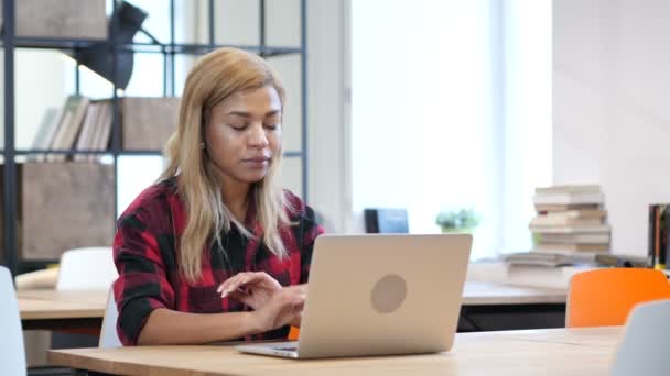 Online Video chat černá holka na Laptop — Stock video