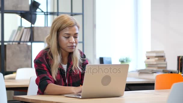 Czarny Kobieta pracuje na laptopie, kciuk w górę w kierunku kamery — Wideo stockowe