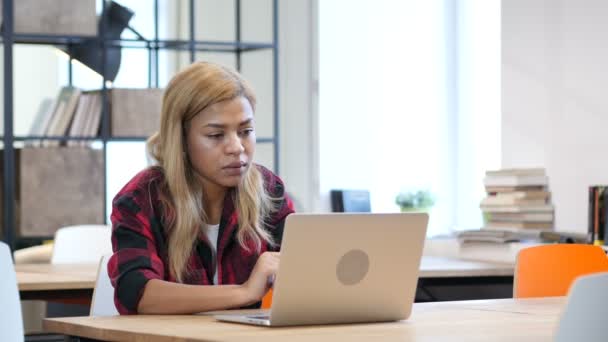 Brain storming, Pensive Black Woman travaillant sur ordinateur portable — Video