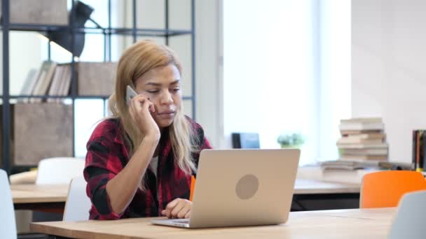 Charla seria por teléfono por la mujer negra en la oficina — Vídeos de Stock