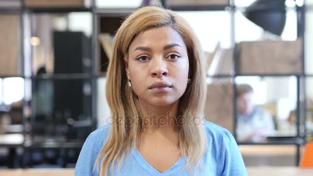 Retrato de mujer negra joven, Oficina — Vídeos de Stock