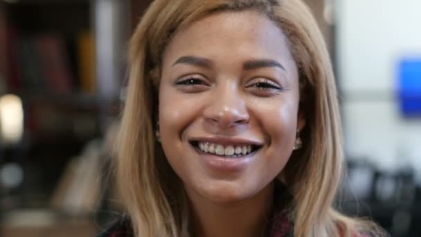 Close up van lachen jonge zwarte vrouw — Stockvideo