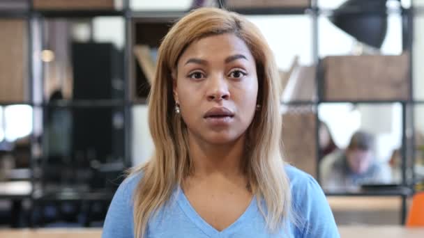 Σοκ, αναστατωμένος μαύρο κορίτσι που αντιδρούν στην απώλεια, πορτρέτο — Αρχείο Βίντεο