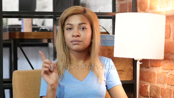 Gesztus nem integetett ujját, fekete lány portréja — Stock videók