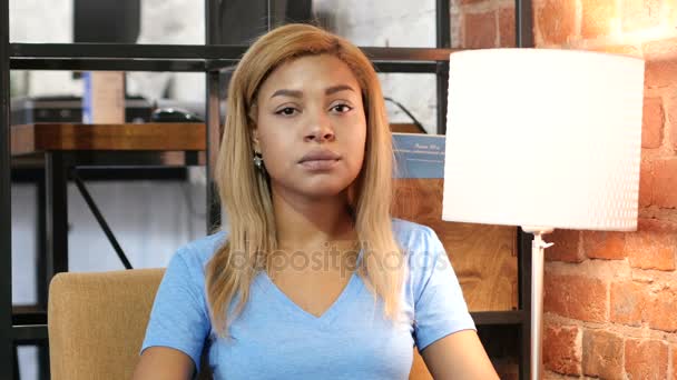 Afwijzing door schudt hoofd, zwarte meisje portret — Stockvideo