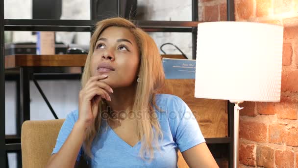 Tänkande, fundersam svart tjej — Stockvideo
