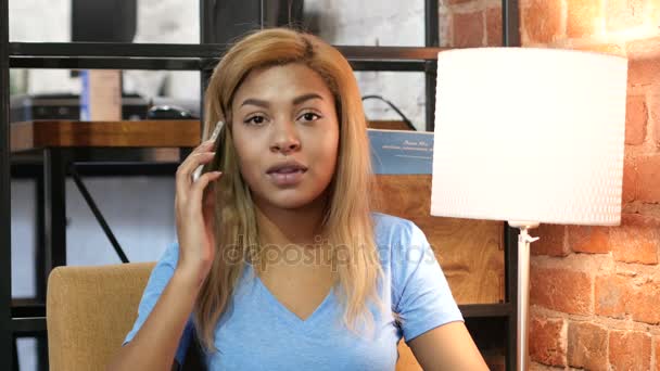 Μαύρο κορίτσι μιλάει στο Smartphone στο χώρο εργασίας, πατάρι — Αρχείο Βίντεο