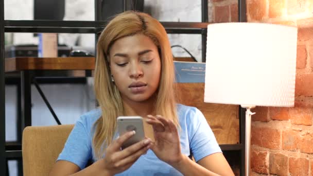 Black Girl Browsing Smartphone at Work — Stock Video