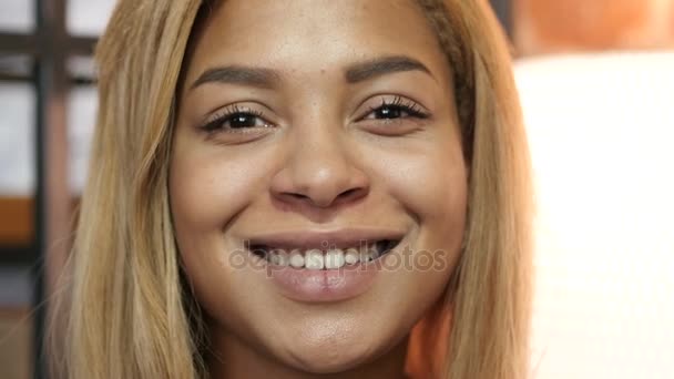 Close-up van het glimlachen gezicht zwart meisje — Stockvideo