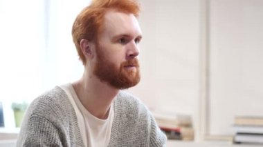 Kırmızı saç ile ciddi adam portresi