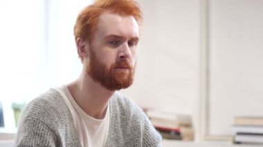 Başparmak aşağı kırmızı tüyler olan adam tarafından
