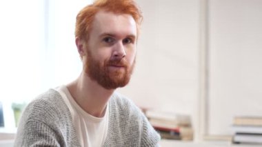 Adam kırmızı tüyler ile zafer işareti