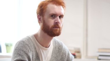 Adam dikkatle gizli dinleme