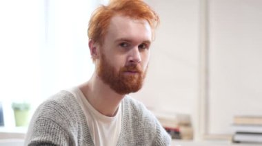 Bizi arayın, bize ulaşın, kırmızı tüyler olan adam tarafından jest