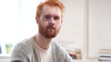 Adam kırmızı saçlar, alkış ile alkışlar