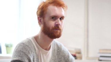 Orta parmak, adam kırmızı tüyler ile gösterilen