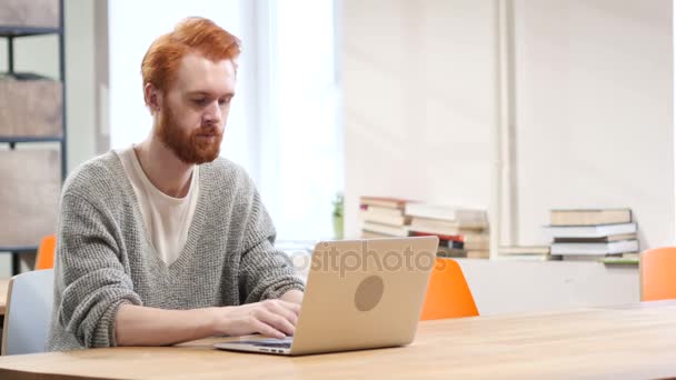 Человек, работающий на ноутбуке — стоковое видео