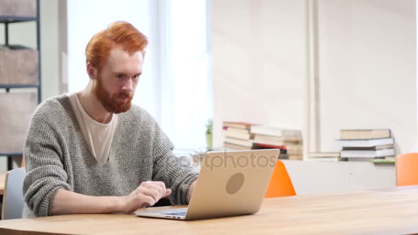 Chat de vídeo en línea en el trabajo — Vídeos de Stock