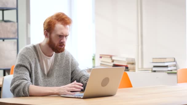 Uomo arrabbiato che lavora sul computer portatile, fallimento — Video Stock