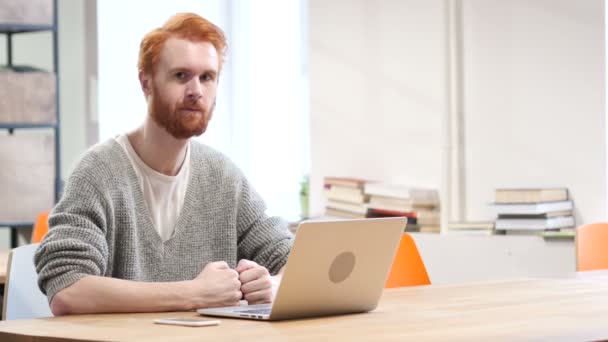 Pollici alzati dall'uomo al lavoro, entrambe le mani — Video Stock