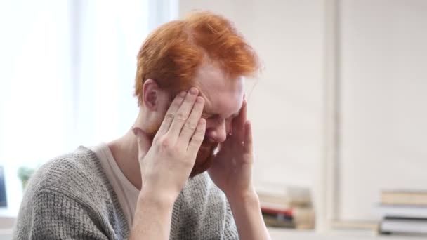 Mal de tête, Homme tendu au travail — Video