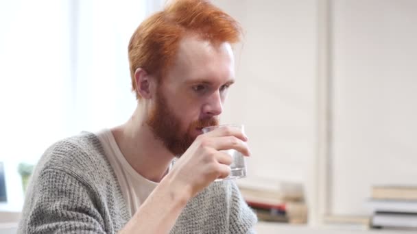 Homme Eau potable en verre — Video