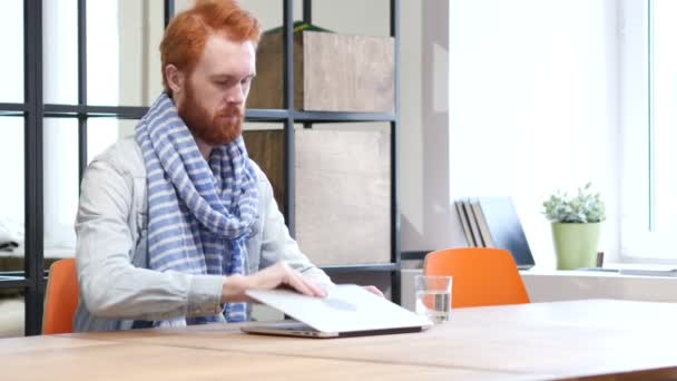 Hombre Barba Apertura, Trabajo y Cierre en Ordenador Portátil — Vídeo de stock