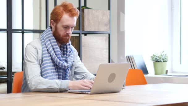 Barba Hombre Trabajando en el ordenador portátil, Diseñador — Vídeos de Stock