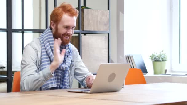 Бородатий чоловік онлайн відео чат на ноутбуці — стокове відео