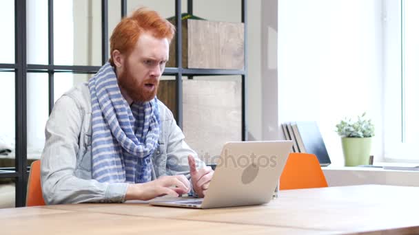 Bartträger verärgert über Verlust bei der Arbeit am Laptop — Stockvideo