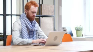 Başparmak aşağı dizüstü bilgisayarda çalışırken adam tarafından