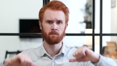 Başparmak aşağı sakallı adam tarafından