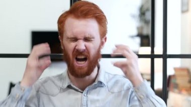 Office çığlık üzgün adam portresi