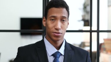 Başparmak yukarıya siyah işadamı tarafından