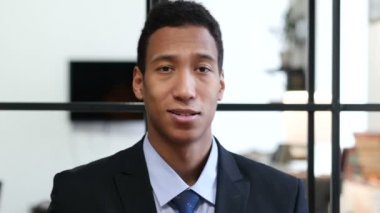 Siyah işadamı Tamam işareti