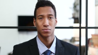 Siyah işadamı zafer işareti