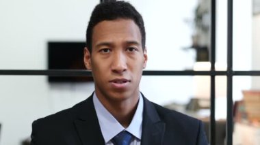 Siyah işadamı başarı kutluyor heyecanlı