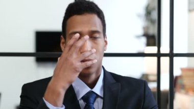 Başarısızlık, üzgün siyah işadamı jesti